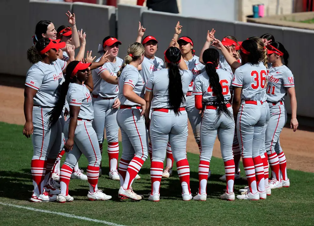 softball players